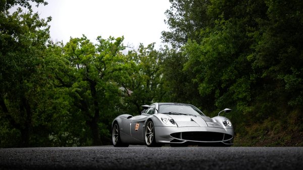 Louer une voiture de collection pour mariage : chic et raffinement